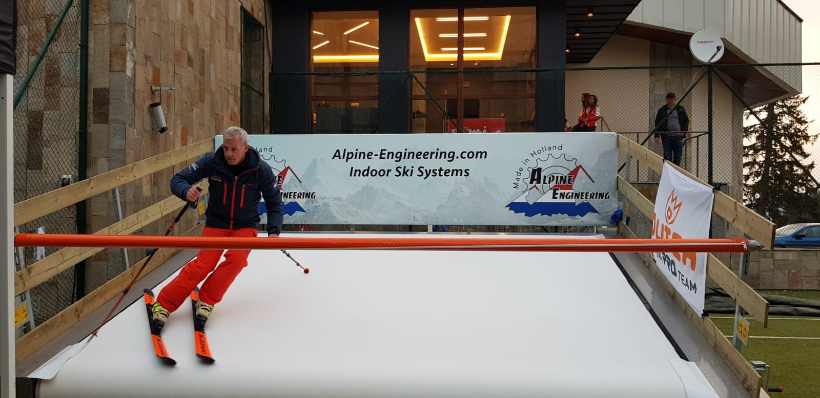 mobile revolving ski simulator