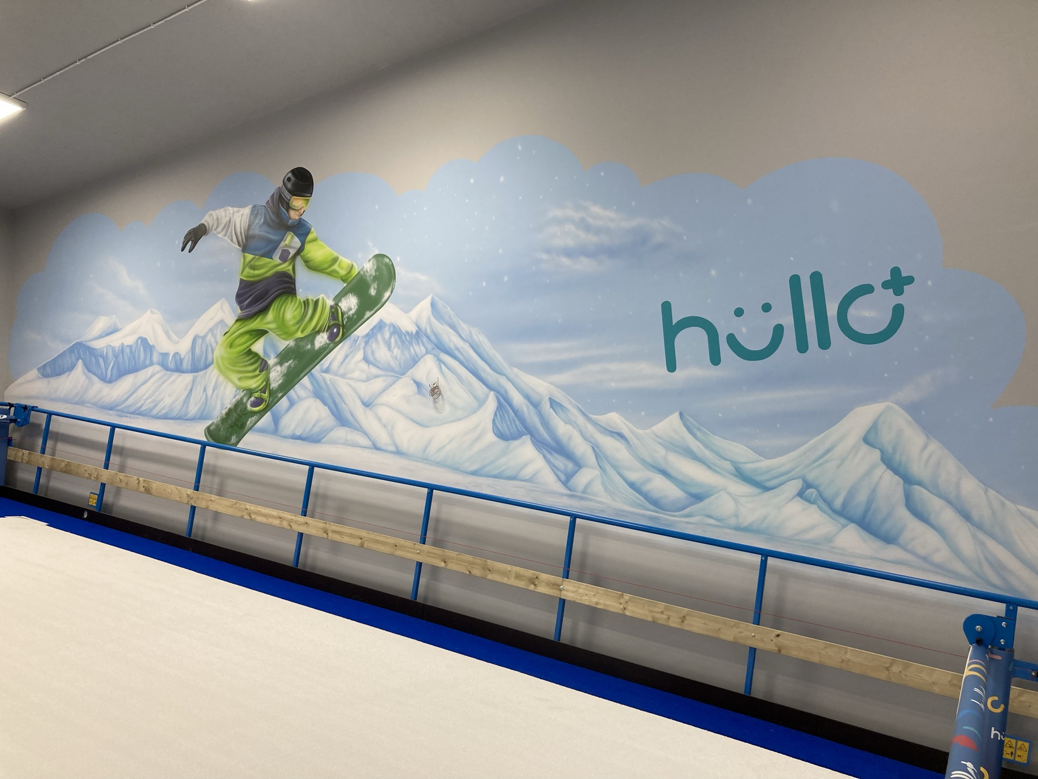 hullo-center-skiing