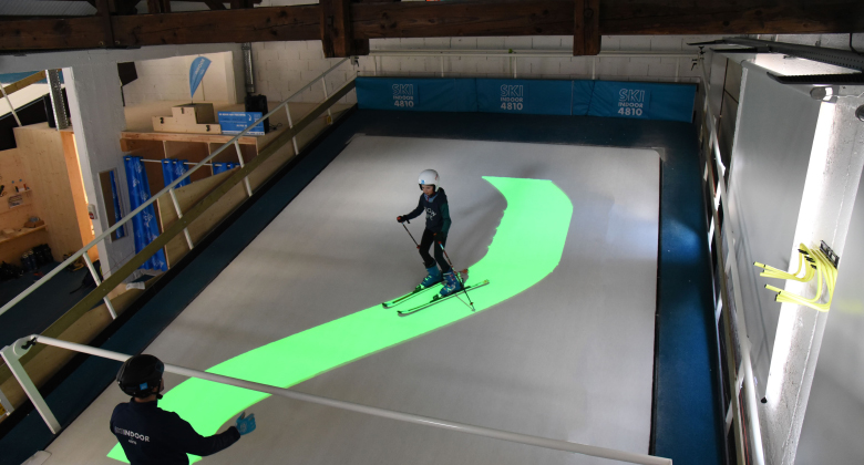 indoor-skiing-with-beamer-projection